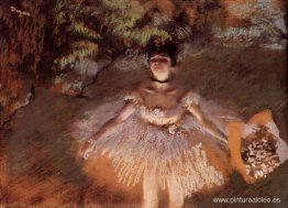 Bailarina en el escenario con un ramo Bailarina en el escenario con un ramo