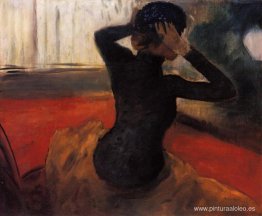 Mujer probándose un sombrero Mujer probándose un sombrero