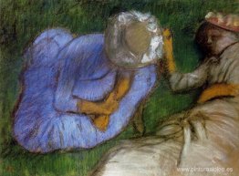 Mujeres jóvenes descansando en un campo Mujeres jóvenes descansando en un campo