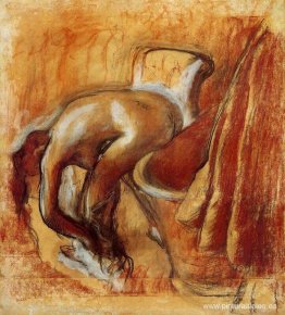 Después del baño, la mujer secándose Después del baño, la mujer secándose