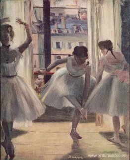 Tres bailarines en una sala de ejercicios. Tres bailarines en una sala de ejercicios.
