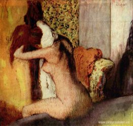 Después del baño, mujer secándose la nuca Después del baño, mujer secándose la nuca