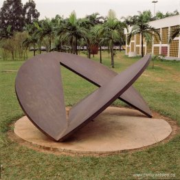 Escultura en el jardín del MAC-USP Escultura en el jardín del MAC-USP