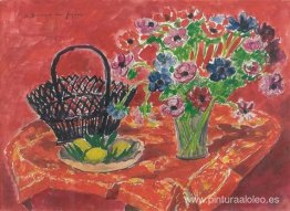 Jarrón de anémonas, limones y cesta sobre la mesa. Jarrón de anémonas, limones y cesta sobre la mesa.