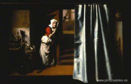 Un espía con una mujer regañando Un espía con una mujer regañando