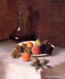 Una jarra de vino y un plato de fruta sobre un mantel blanco.
