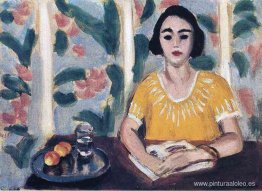 Mujer leyendo con melocotones