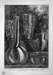 Jarrones de botellas y vidrio y cristal facetado, encontrados en