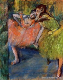 Dos bailarines en el vestíbulo