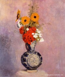 Ramo de flores en un jarrón azul.