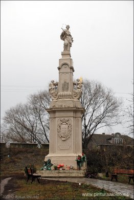 Figura de San Juan Nepomuceno al borde del camino