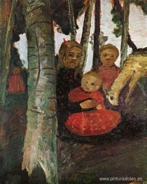Tres niños con cabra en el bosque de abedules