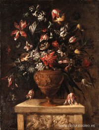 Miradas ceñudas en un jarrón esculpido sobre un pedestal de pied