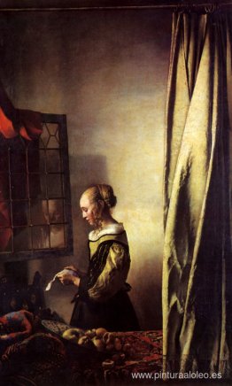 Niña leyendo una carta en una ventana abierta