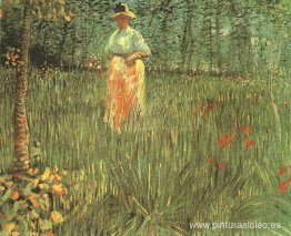 Una mujer caminando en el jardín.