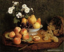 Flores y frutas sobre una mesa. Flores y frutas sobre una mesa.