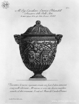 Antiguo jarrón de mármol decorado con tallos retorcidos de hiedr Antiguo jarrón de mármol decorado con tallos retorcidos de hiedr