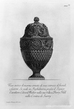 Antiguo jarrón de mármol decorado con festones y diversos motivo Antiguo jarrón de mármol decorado con festones y diversos motivo