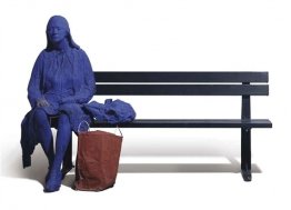 Chica azul en un banco del parque Chica azul en un banco del parque