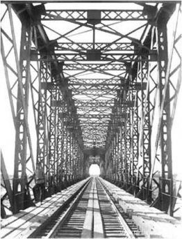 El puente sobre el río Rioni El puente sobre el río Rioni