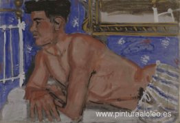 Joven parado como la estatua de Olimpia en pijama Joven parado como la estatua de Olimpia en pijama