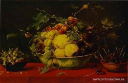 Frutas en un recipiente sobre un mantel rojo Frutas en un recipiente sobre un mantel rojo