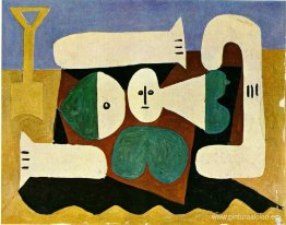 Mujer desnuda en la playa y pala. Mujer desnuda en la playa y pala.