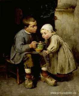 Un niño alimentando a su hermana menor Un niño alimentando a su hermana menor