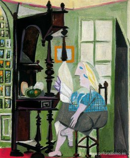 Mujer junto a la cómoda Mujer junto a la cómoda