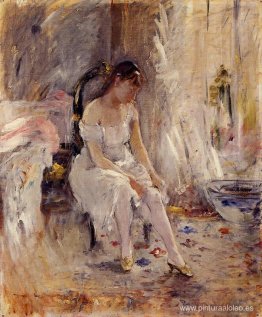 Chica joven poniéndose las medias Chica joven poniéndose las medias