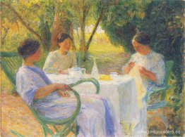 Mujeres jóvenes en el jardín en Marquayrol Mujeres jóvenes en el jardín en Marquayrol