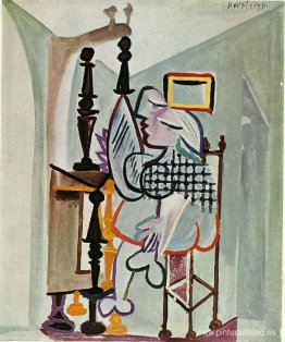 Mujer junto a la cómoda Mujer junto a la cómoda