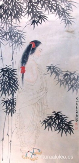 Belleza con pañuelo rojo, zapatos de madera, bata blanca y bambú Belleza con pañuelo rojo, zapatos de madera, bata blanca y bambú