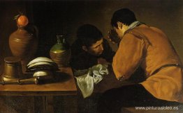 Dos jóvenes comiendo en una mesa humilde Dos jóvenes comiendo en una mesa humilde