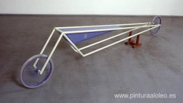 Vehículo con estructura perlada y tanque triangular azul violeta Vehículo con estructura perlada y tanque triangular azul violeta