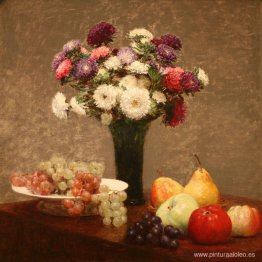 Ásteres y frutas sobre una mesa. Ásteres y frutas sobre una mesa.
