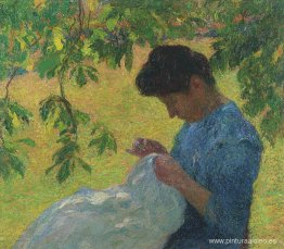 Mujer joven cosiendo en el jardín. Mujer joven cosiendo en el jardín.