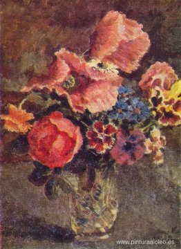 Amapolas, rosas, acianos y otras flores en un jarrón de cristal. Amapolas, rosas, acianos y otras flores en un jarrón de cristal.