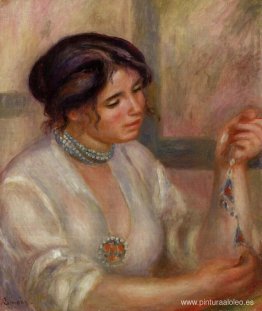 mujer con un collar mujer con un collar