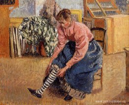 Mujer poniéndose las medias Mujer poniéndose las medias