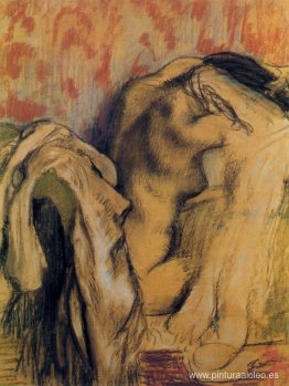 Después del baño, la mujer secándose Después del baño, la mujer secándose
