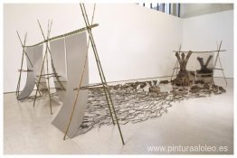 Juego/juguete de árbol en siete imágenes reflejadas Juego/juguete de árbol en siete imágenes reflejadas