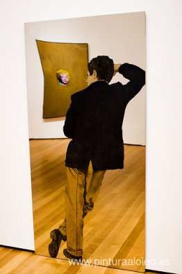 Hombre con pantalones amarillos Hombre con pantalones amarillos