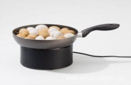 Objeto cinético con huevos y patatas. Objeto cinético con huevos y patatas.