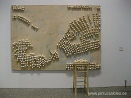 Panel con huevos y taburete. Panel con huevos y taburete.