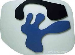 Zapato azul volcado con dos tacones bajo una bóveda negra Zapato azul volcado con dos tacones bajo una bóveda negra