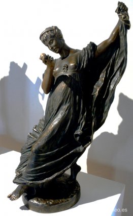 Bailarina con una manzana Bailarina con una manzana