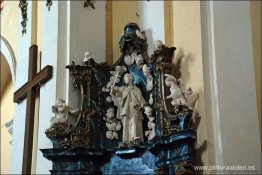 Altar de San Nicolás con una escultura de Jan Nepomuk Altar de San Nicolás con una escultura de Jan Nepomuk