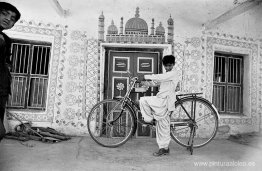 Un niño con una bicicleta en Dhordo, Gujarat Un niño con una bicicleta en Dhordo, Gujarat