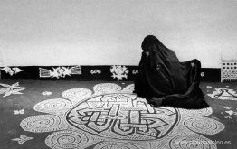 Mujer dibujando un diseño mandana, Rajasthan Mujer dibujando un diseño mandana, Rajasthan